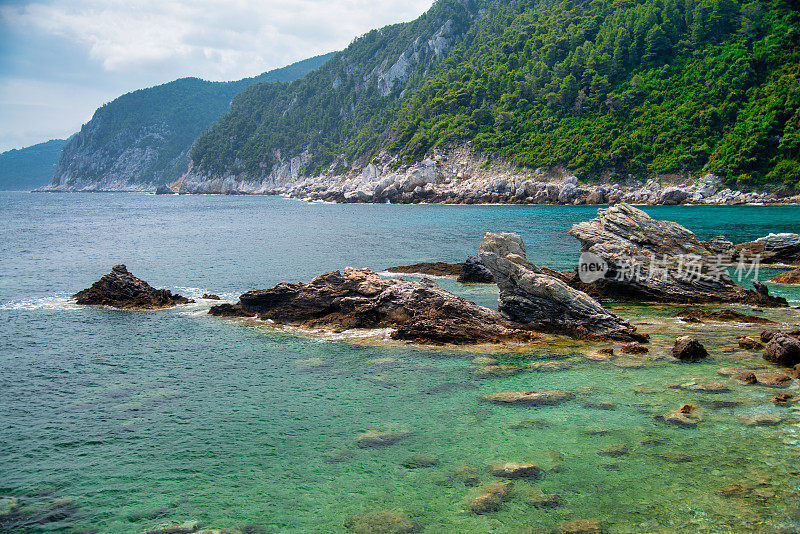 希腊斯科普洛斯岛的Agios Ioannis海滩和海岸线